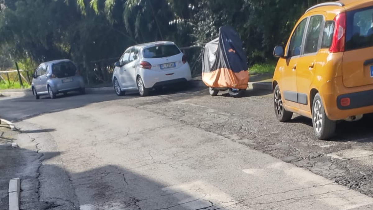 Si cammina sulle uova in Banchi di Sopra, rischi per mezzi e persone in periferia