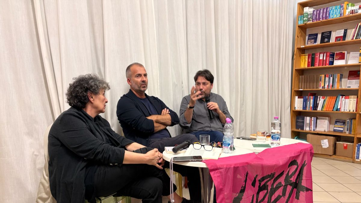 Un passato che non vuole passare: alla Libreria Becarelli, Berizzi e Montanari discutono di neofascismo