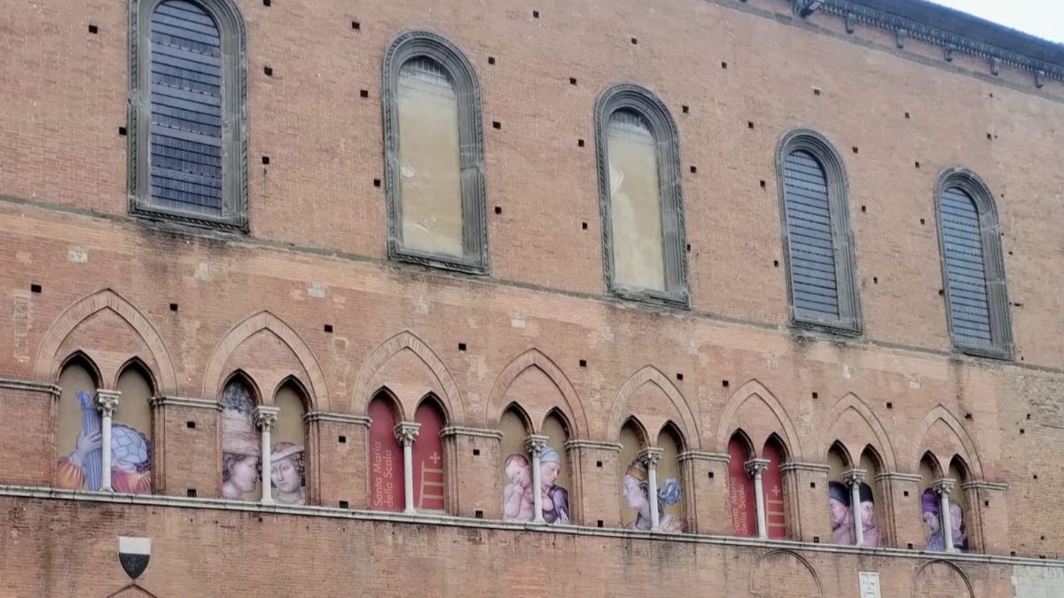 Quelle figurine alle finestre che fanno discutere