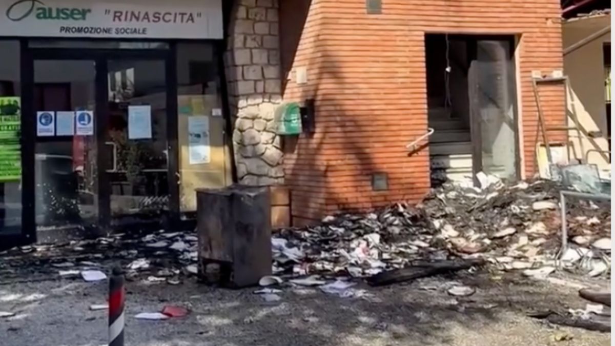 Incendio alla Casa del Popolo di Montepulciano: misure cautelari per due giovani. Trovato anche materiale nazifascista