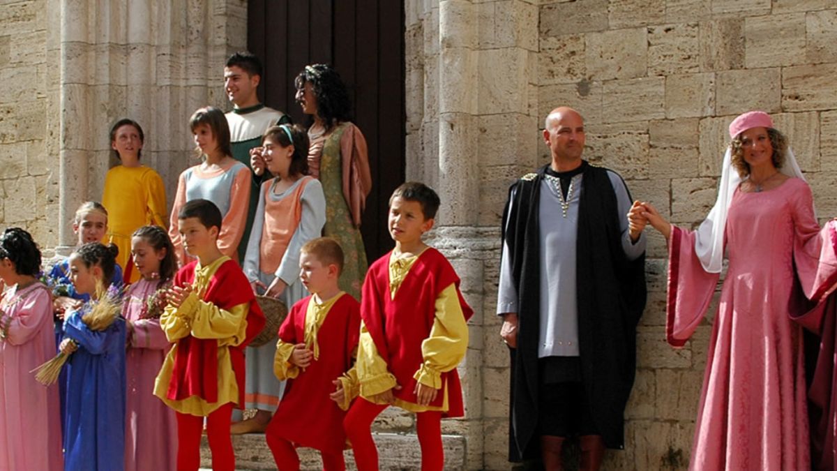 Festa del Barbarossa: le brocche dell'imperatore firmate da Emilio Giannelli e dall'arte dei Vasai