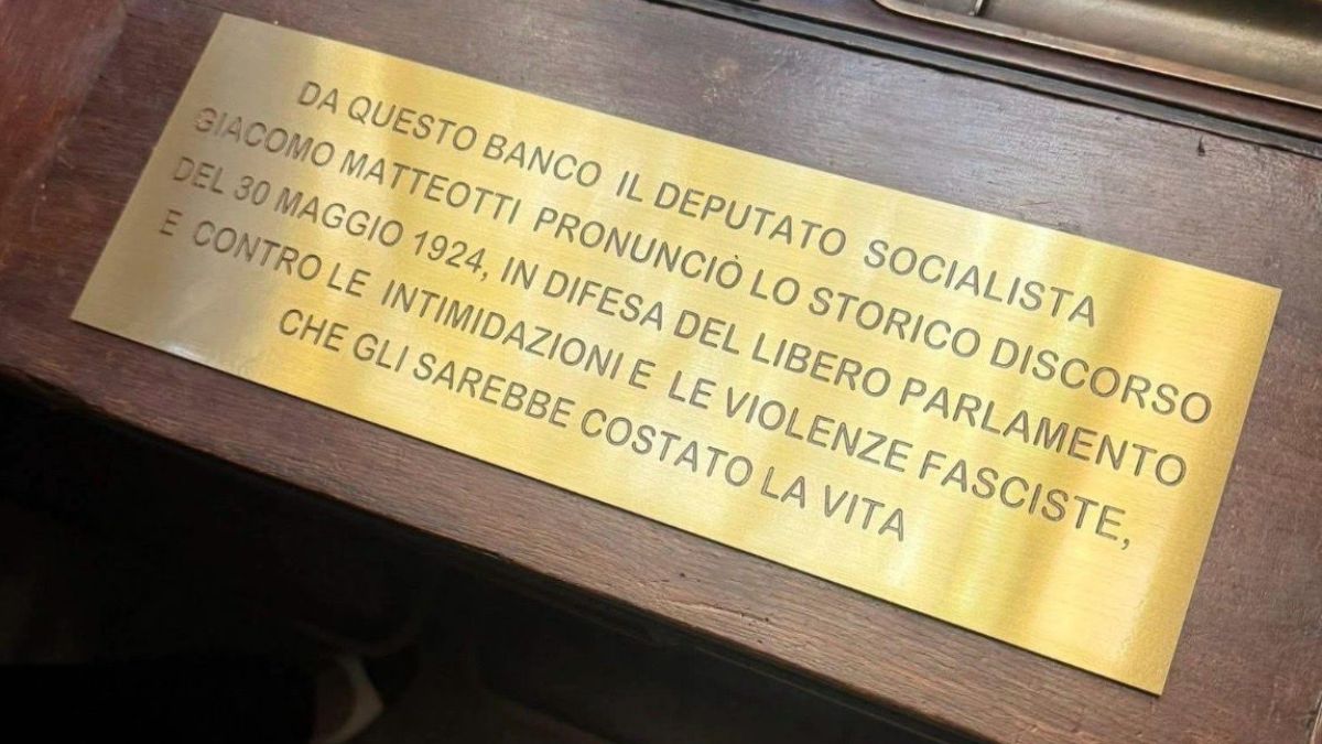 A Montecitorio vuoto il banco n. 14 che fu di Giacomo Matteotti, assassinato dai fascisti il 10 giugno 1924