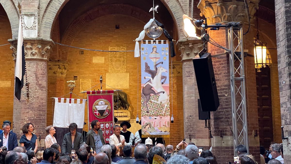 Svelato il drappellone del Palio di luglio