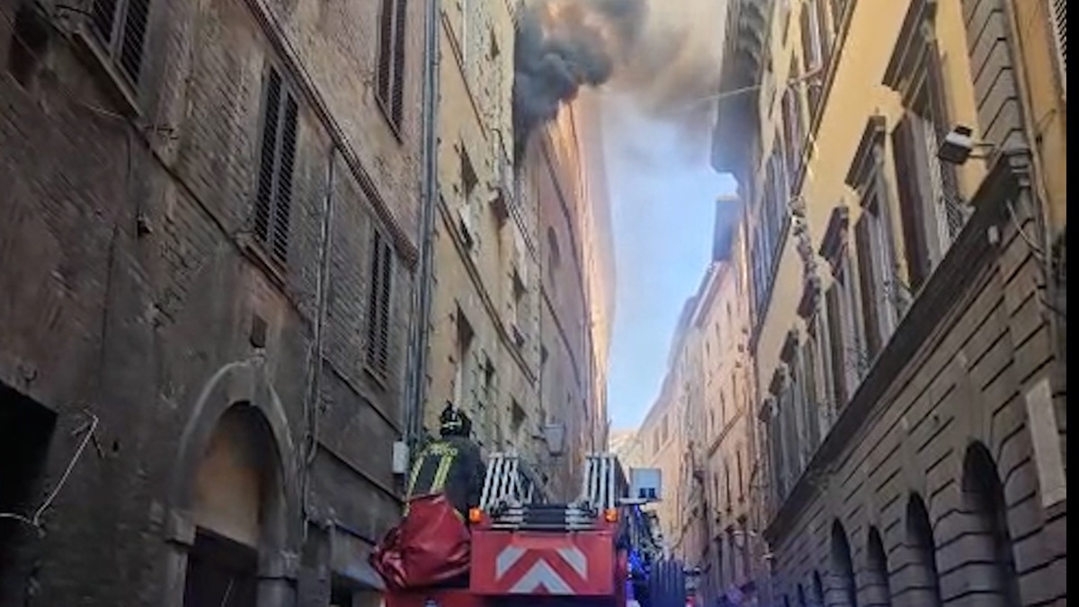 Incendio in un appartamento nel centro storico di Siena: paura in via Pantaneto