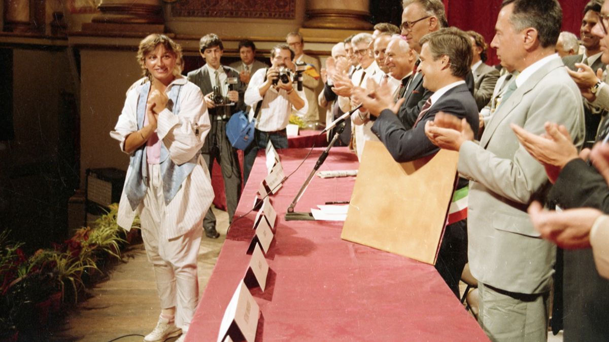 Gianna Nannini riceve il Mangia d'oro nel 1985. Foto Studio Lensini