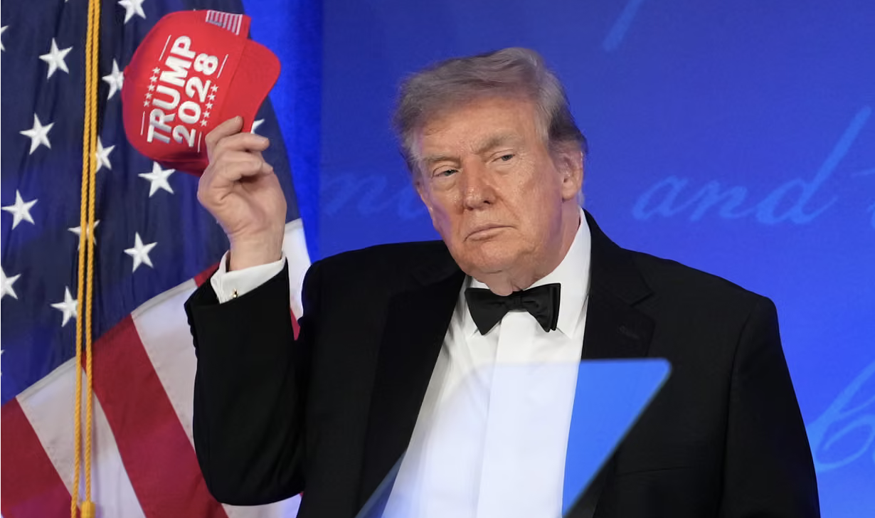 Al gal&agrave; Trump insulta i suoi avversari politici e si auto-candida per un terzo mandato (vietato dalla Costituzione)