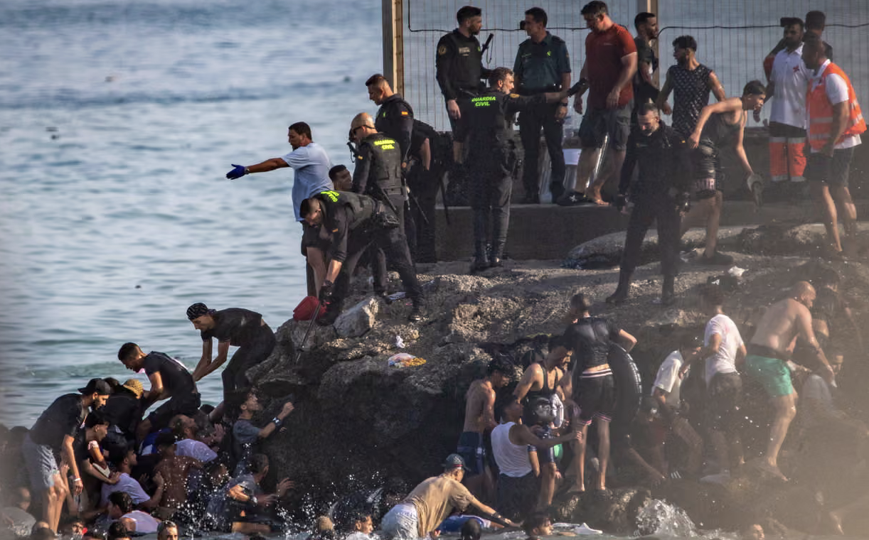 Assalto a Ceuta, 49 mila migranti entrano dal Marocco in poche ore: una anomalia che solleva dubbi