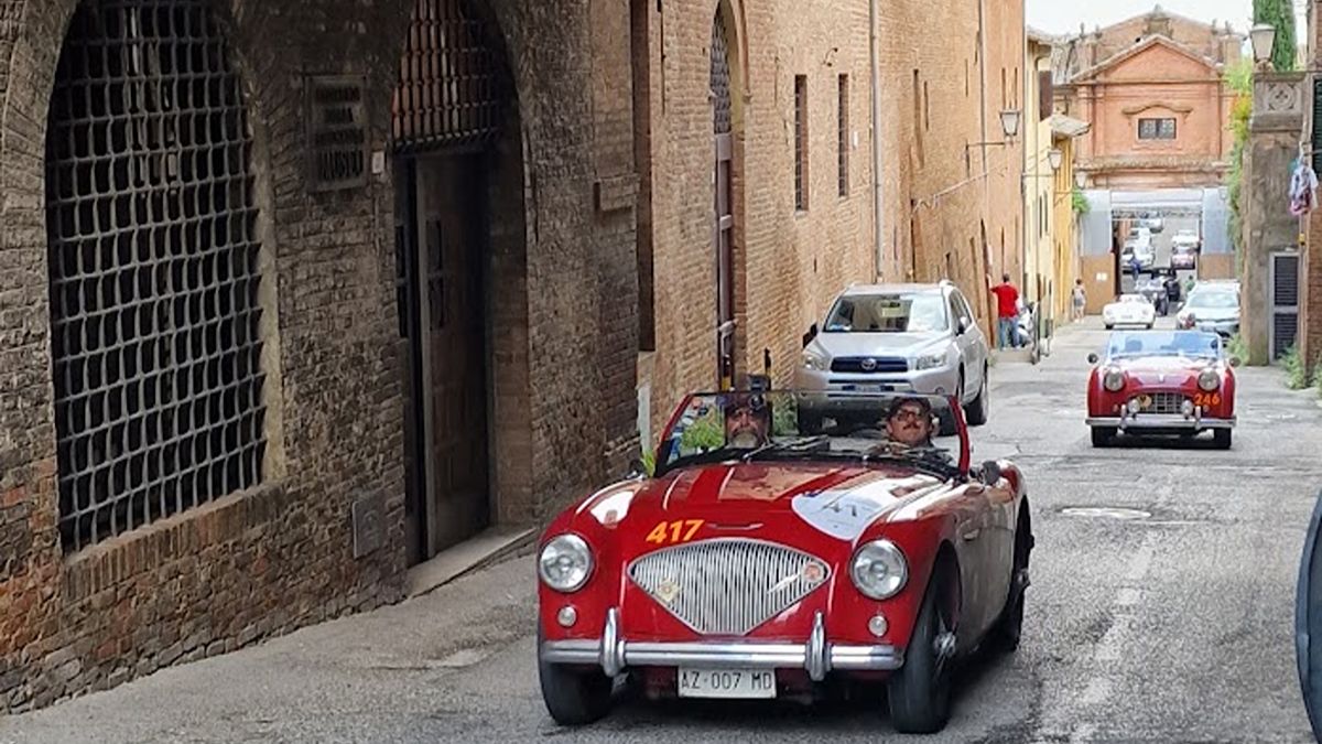 Via delle Sperandie, bella e trascurata. Buche, erbacce, tubi innocenti e un ufficio molto invasivo