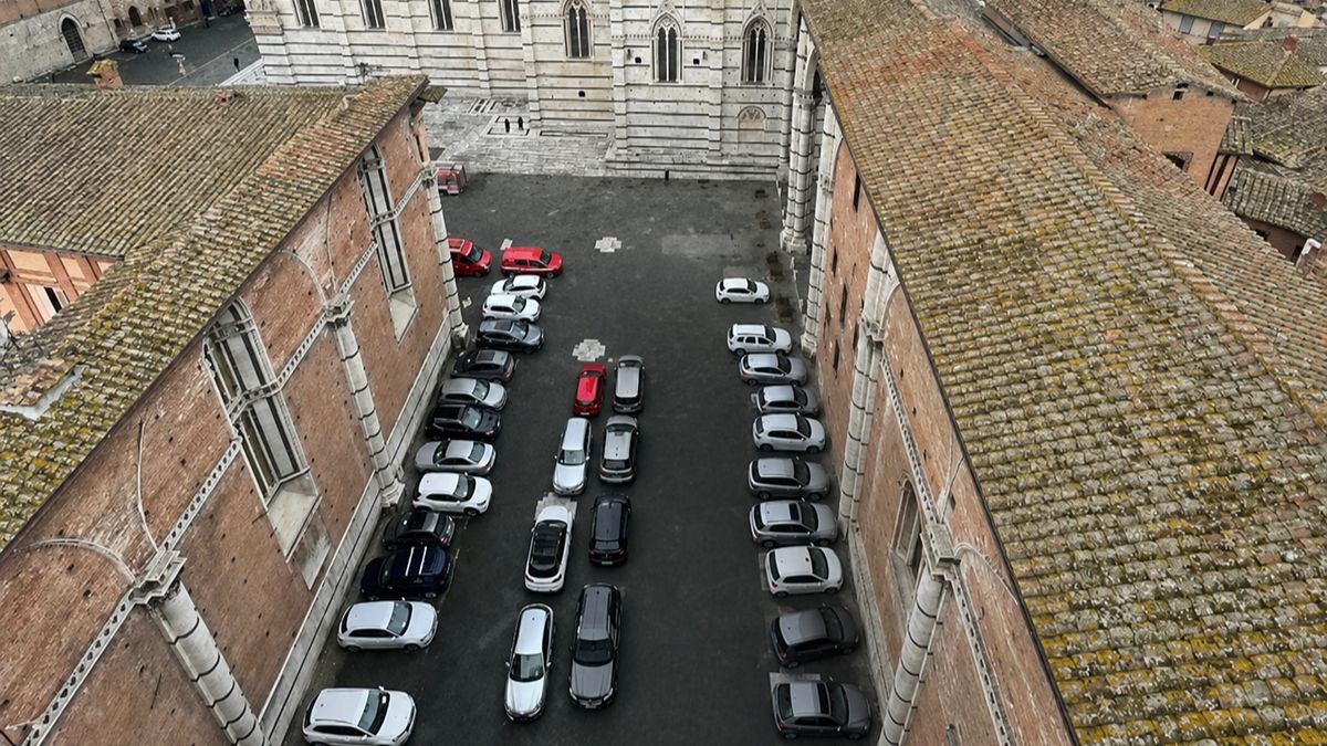 Piazza Iacopo della Quercia: bellissima e invasa