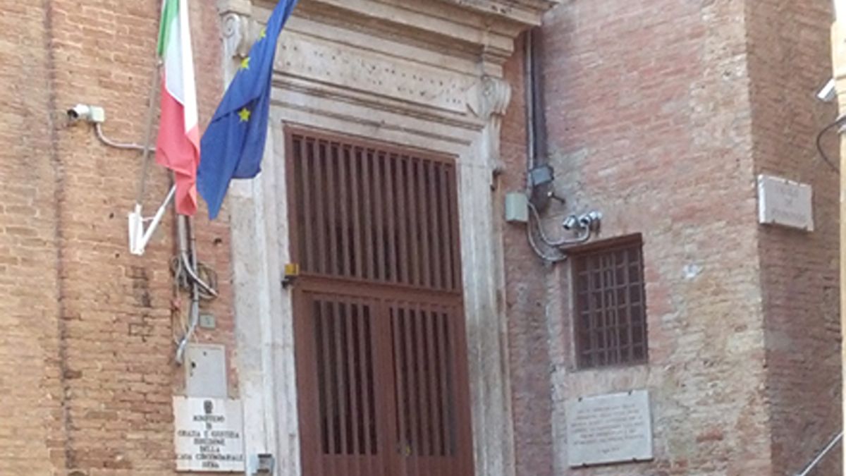 Emergenza caldo nelle carceri senesi: il paradosso dell'interrogazione urgente rimandata all'autunno