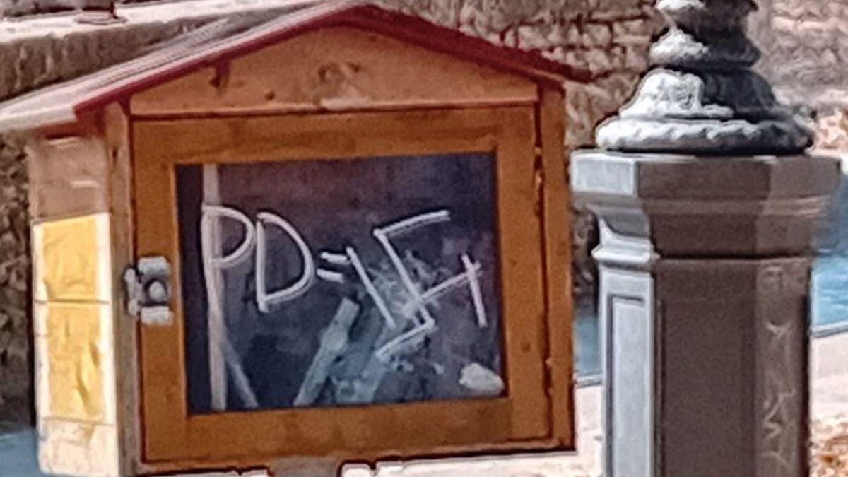 Svastica sulla casetta dei libri alla Fortezza, il Pd: &laquo;Vengano fatti gli accertamenti&raquo;