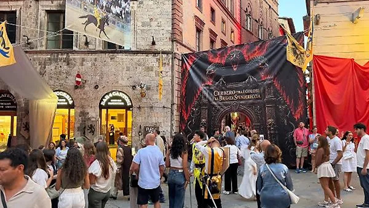 Festa nel rione dell&rsquo;Aquila, un viaggio tra Inferno, Purgatorio e Paradiso con l&rsquo;&ldquo;Aquilina Commedia&rdquo;
