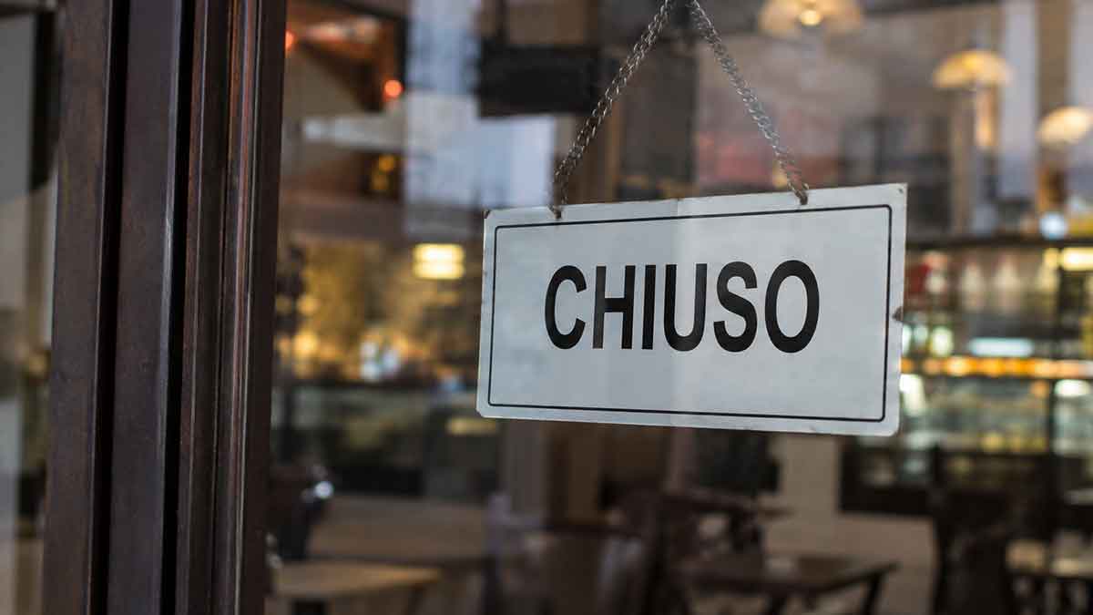 Quando le vetrine dei bar si spengono, i centri restano al buio