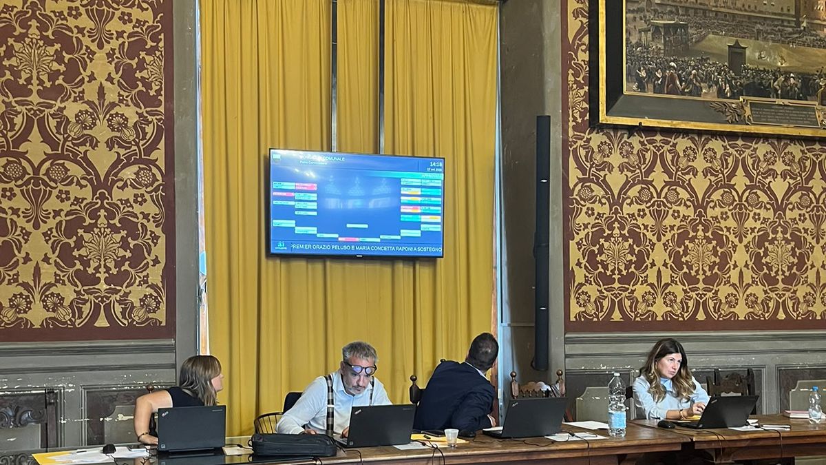 Siena, Consiglio comunale: la maggioranza di centrodestra dice s&igrave; alla grazia a Roggero ma si sgretola sulla mozione