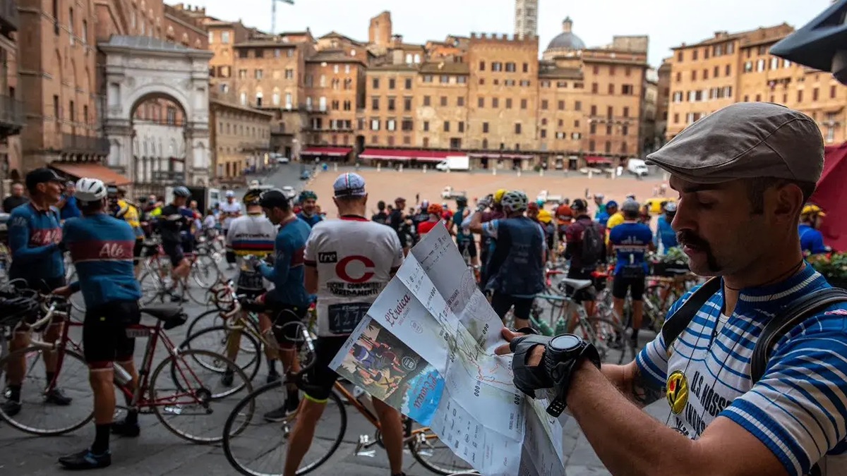 Multato nei giorni dell&rsquo;Eroica: tolleranza zero contro i ciclisti distratti